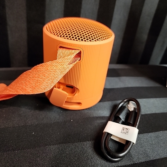 Sony XB100 Wireless Waterproof Bluetooth Speaker Hands Free Mic & Carry Strap - Picture 3 of 10